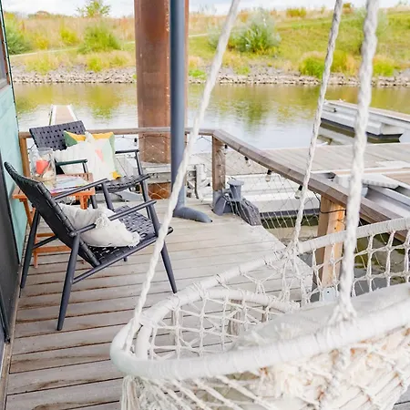 Botel Hausboot Mit Sonnendeck Arneburg