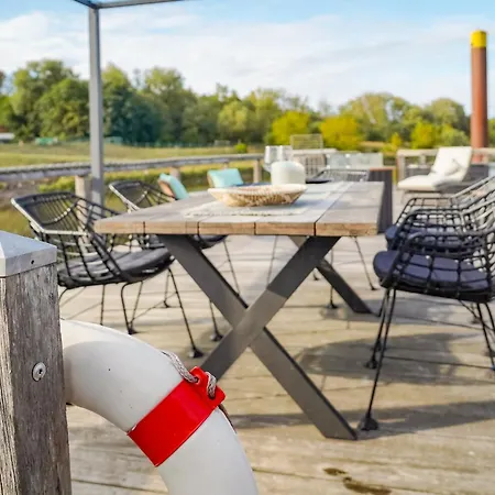 Botel Hausboot Mit Sonnendeck Arneburg